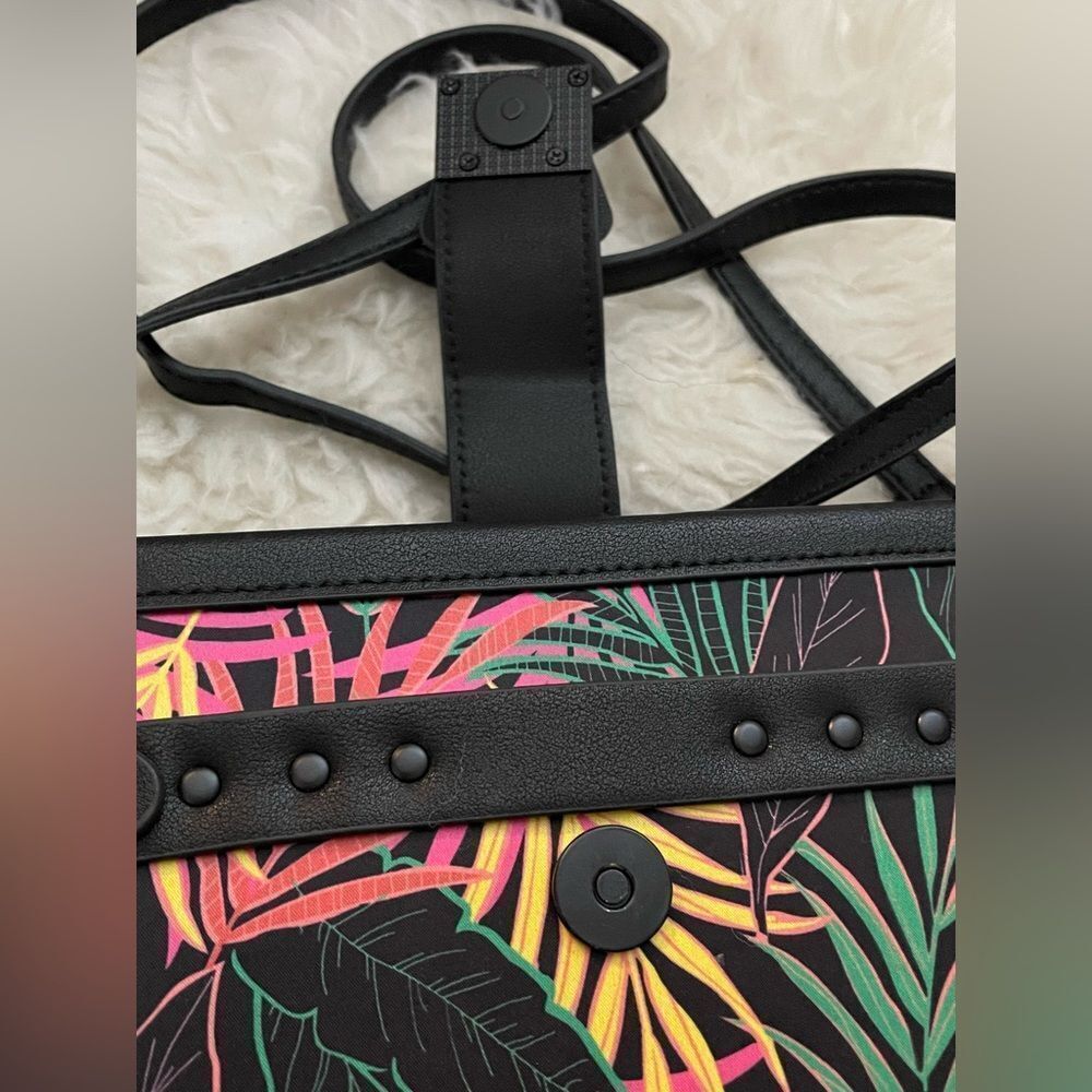 Call it Spring Crossbody Bag Hardshell Leafy Pattern - Picture 6 of 11